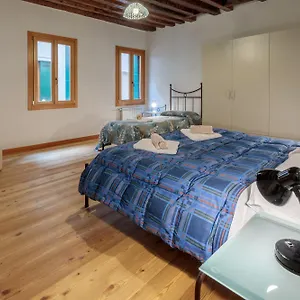 https://rialto-bridge-comodo-appartamento-in-centro-2.hotelslidodijesolo.com